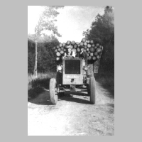 080-0077 Landwirt Petrusch beim Holzabfahren.jpg